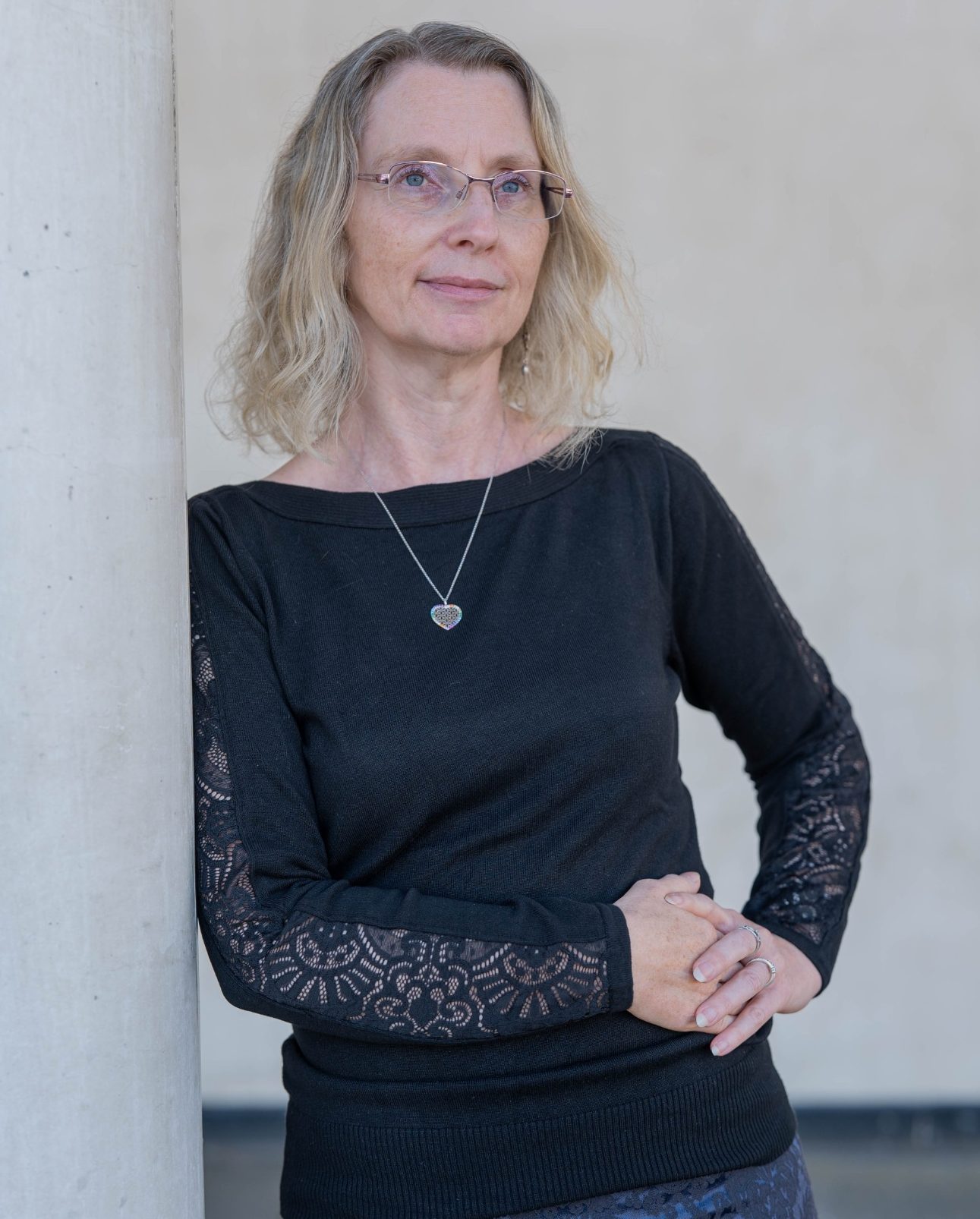 Projektassistenz für kleine- und mittelständige Unternehmen - Nicole Weinert virtuelle Assistentin in Darmstadt Eine Frau die lächelt und an der Wand lehnt.